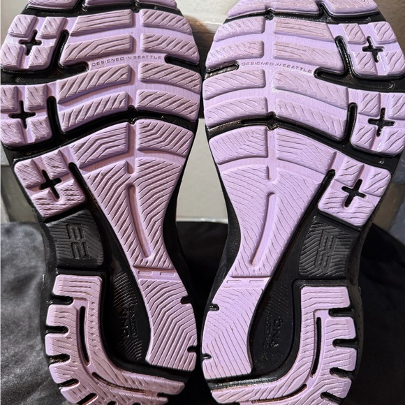 Brooks Adrenaline GTS 23 Gray, Black, and Purple Running Shoes - Picture 5 of 6
